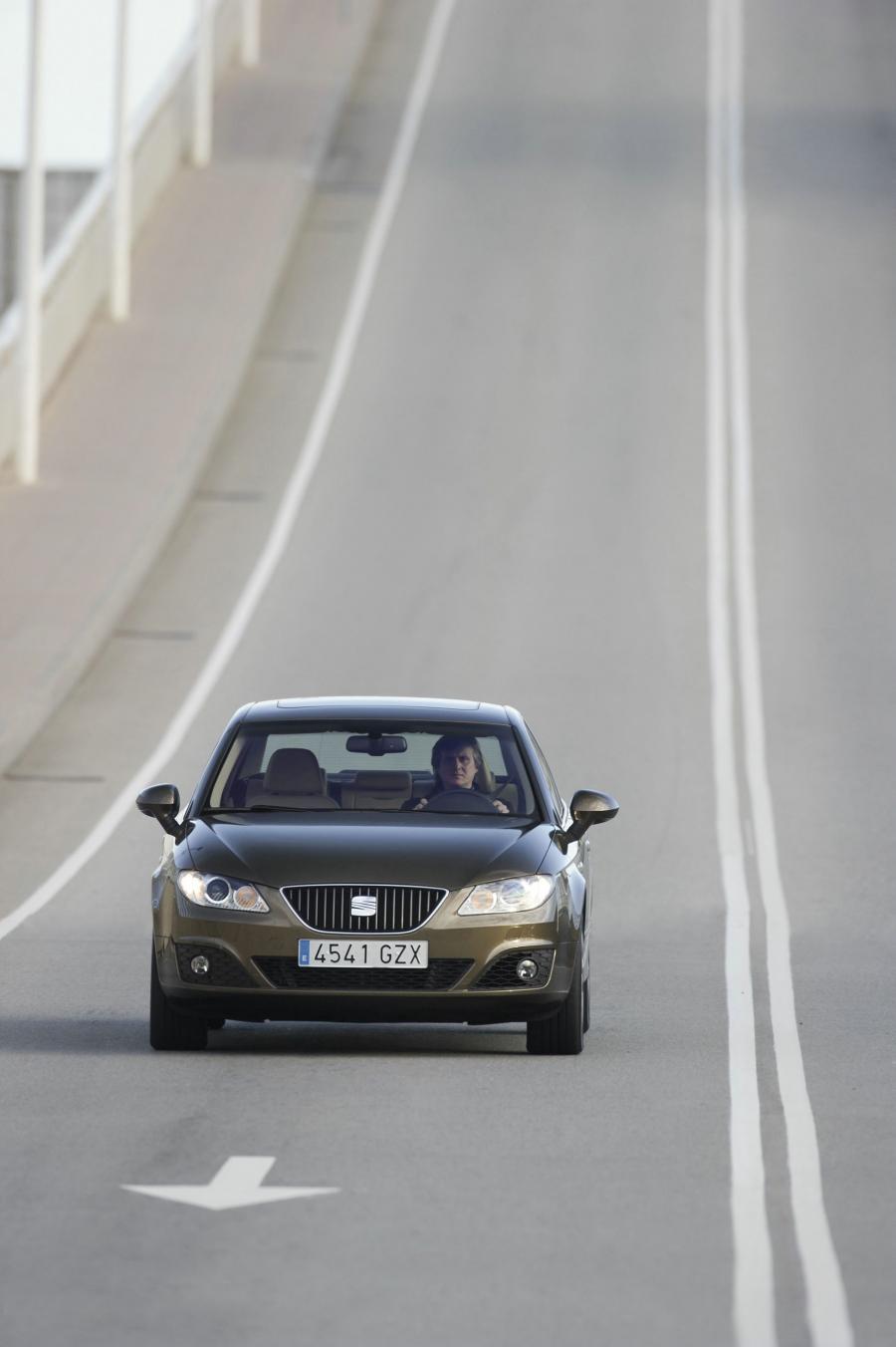  Seat Exeo 2.0 TDI with CVT Multitronic 2011 года  (фото 21 из 21)